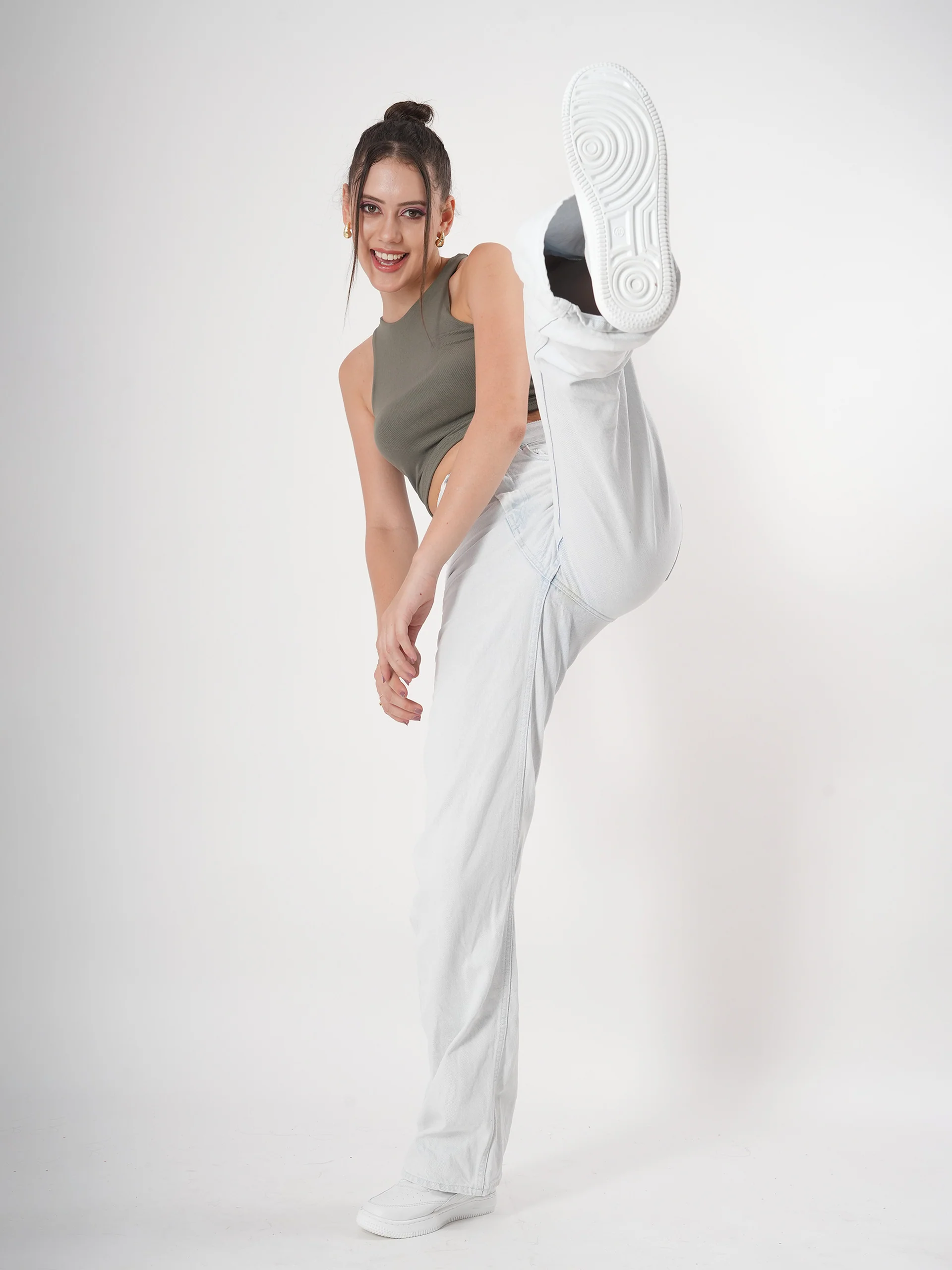 Clobug Solid Ribbed Sleeveless Crop Tank Top - Image 12