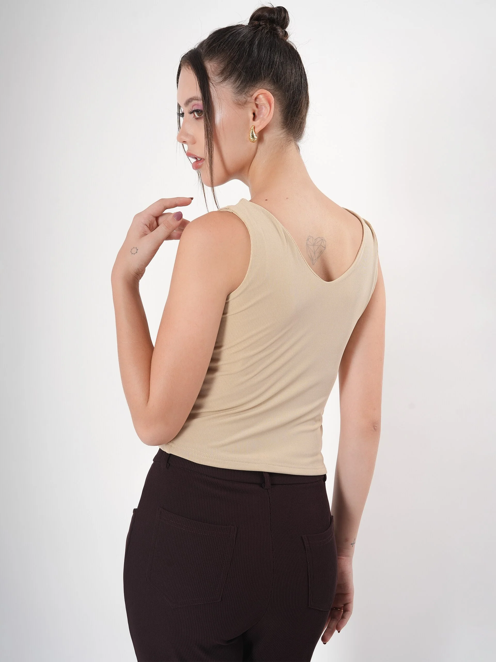 Solid V Neck Sleeveless Fitted Crop Top For Women - Image 6